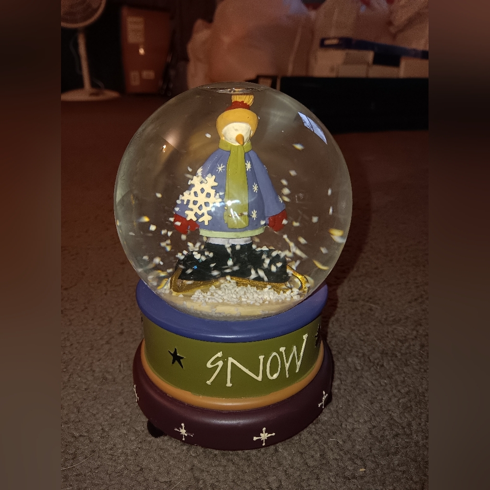 Williraye SNOWFLAKE SNOWMAN 6" Musical Snow Globe 2007 Folk Collection Ball Base
